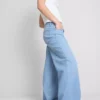 Jeans i bomullsdenim med medelhög midja och vida ben