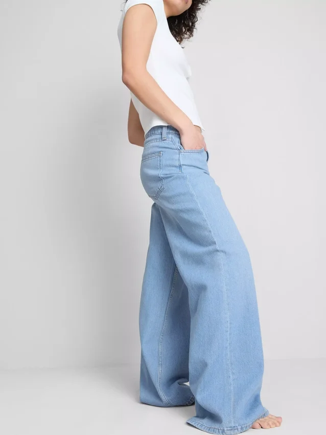 Jeans i bomullsdenim med medelhög midja och vida ben