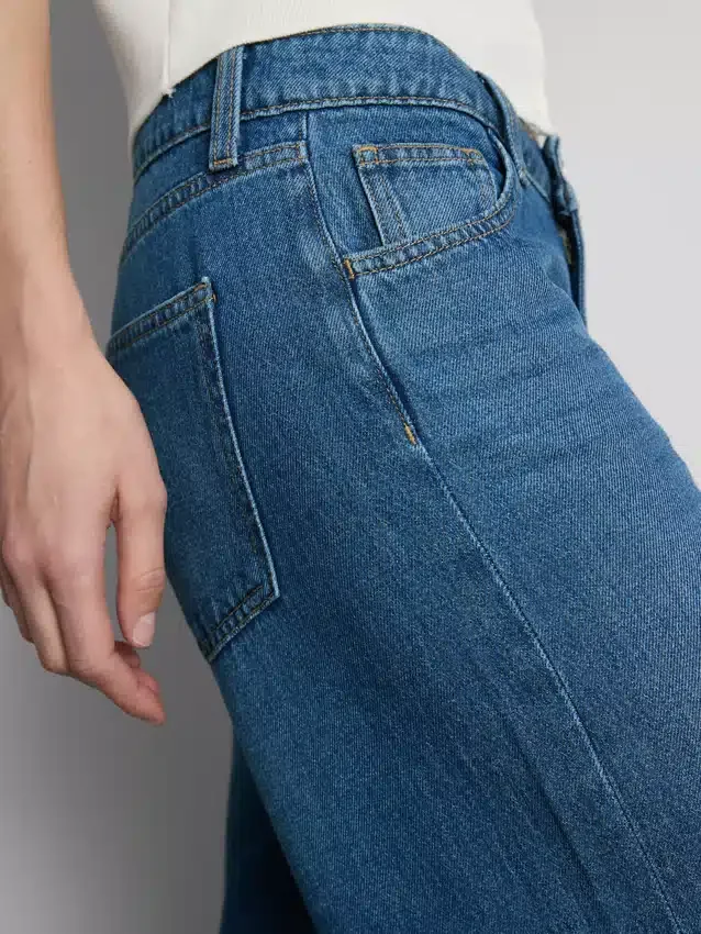 Jeans i bomullsdenim med medelhög midja och vida ben