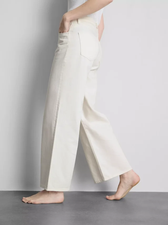 Jeans i bomullsdenim med medelhög midja och vida ben