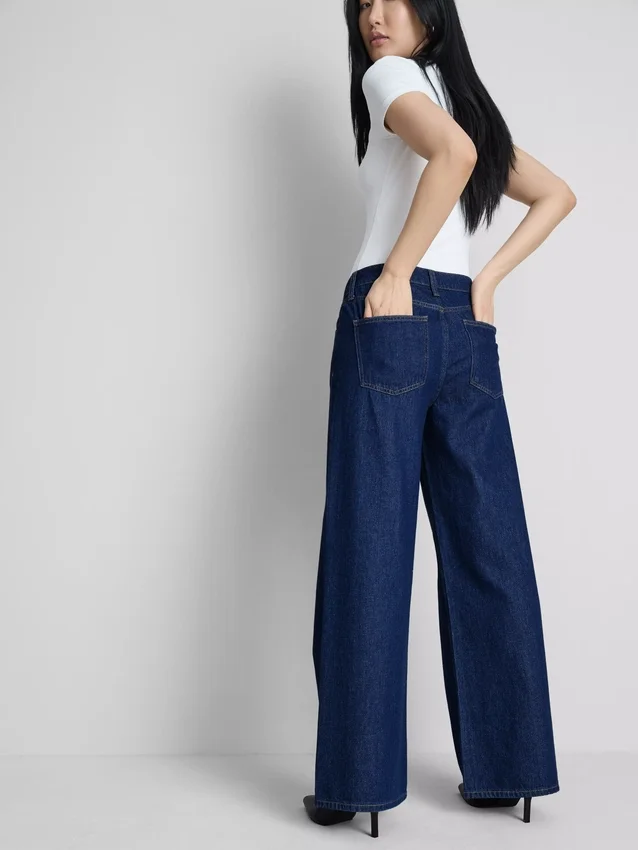 Jeans i bomullsdenim med medelhög midja och vida ben