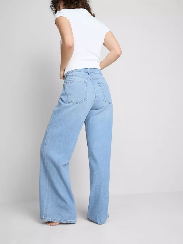 Jeans i bomullsdenim med medelhög midja och vida ben