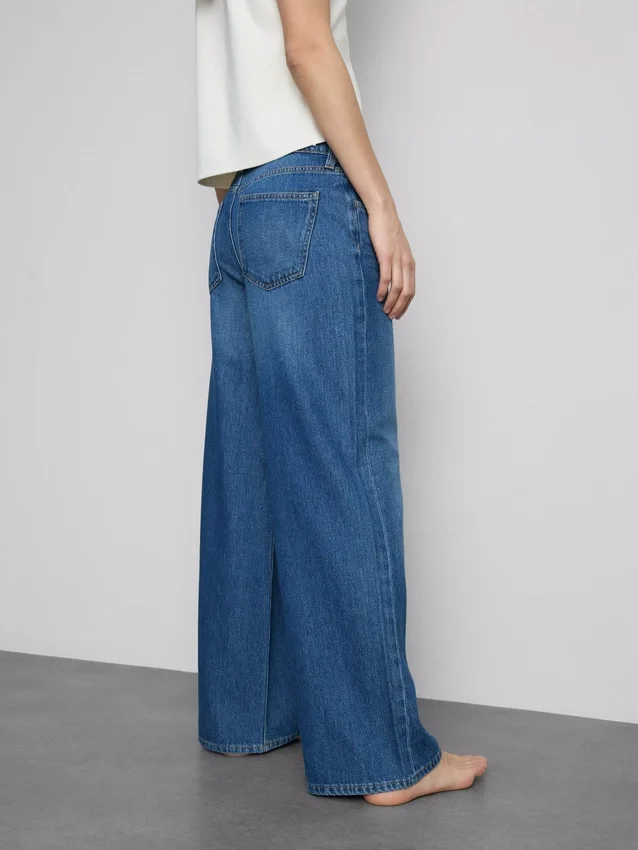 Jeans i bomullsdenim med medelhög midja och vida ben