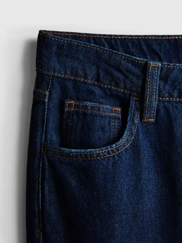 Jeans i bomullsdenim med medelhög midja och vida ben