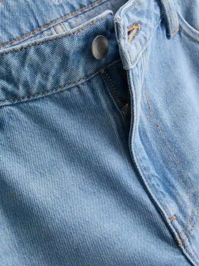 Jeans i bomullsdenim med medelhög midja och vida ben