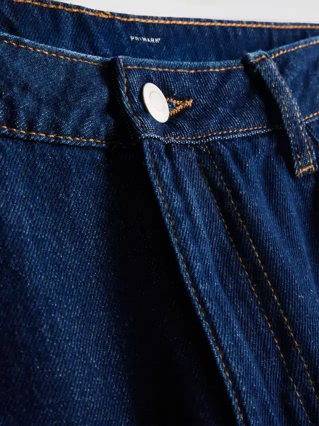 Jeans i bomullsdenim med medelhög midja och vida ben