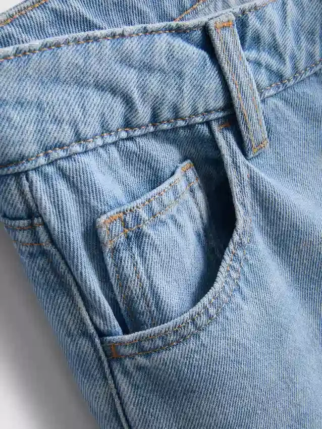 Jeans i bomullsdenim med medelhög midja och vida ben