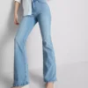 Jeans i bomullsdenim med utsvängda ben och medelhög midja