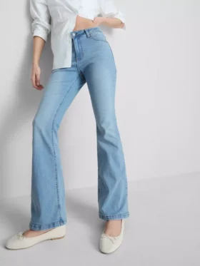 Jeans i bomullsdenim med utsvängda ben och medelhög midja
