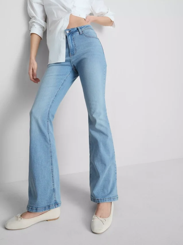 Jeans i bomullsdenim med utsvängda ben och medelhög midja