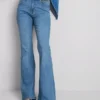 Jeans i bomullsdenim med utsvängda ben och medelhög midja