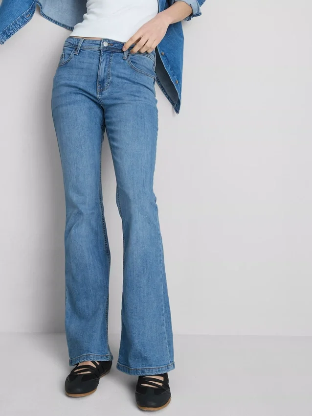Jeans i bomullsdenim med utsvängda ben och medelhög midja