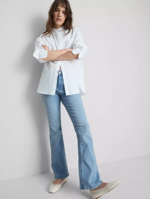 Jeans i bomullsdenim med utsvängda ben och medelhög midja