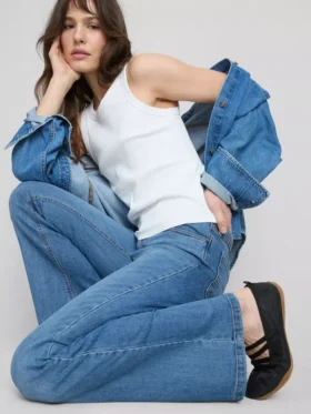Jeans i bomullsdenim med utsvängda ben och medelhög midja