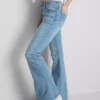 Jeans i bomullsdenim med utsvängda ben och medelhög midja