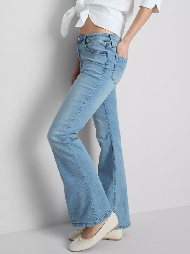 Jeans i bomullsdenim med utsvängda ben och medelhög midja
