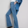 Jeans i bomullsdenim med utsvängda ben och medelhög midja
