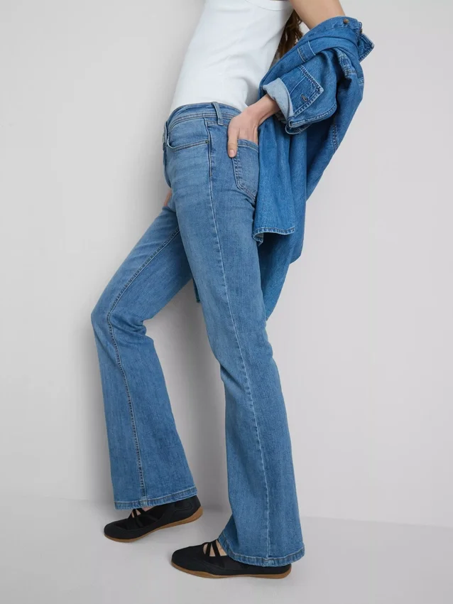Jeans i bomullsdenim med utsvängda ben och medelhög midja