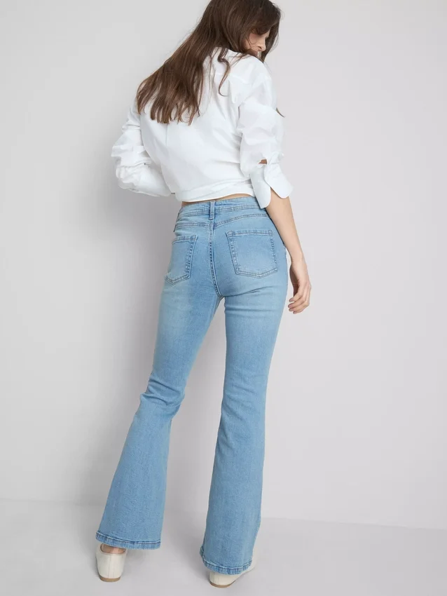 Jeans i bomullsdenim med utsvängda ben och medelhög midja