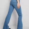 Jeans i bomullsdenim med utsvängda ben och medelhög midja