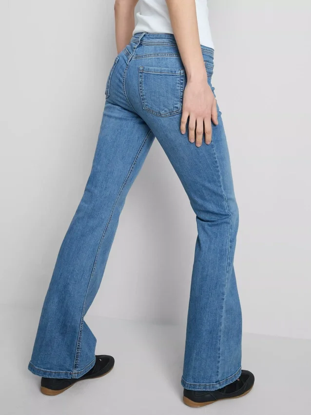 Jeans i bomullsdenim med utsvängda ben och medelhög midja