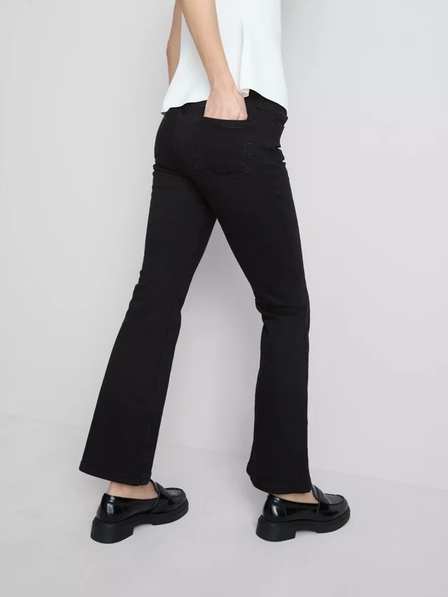 Jeans i bomullsdenim med utsvängda ben och medelhög midja