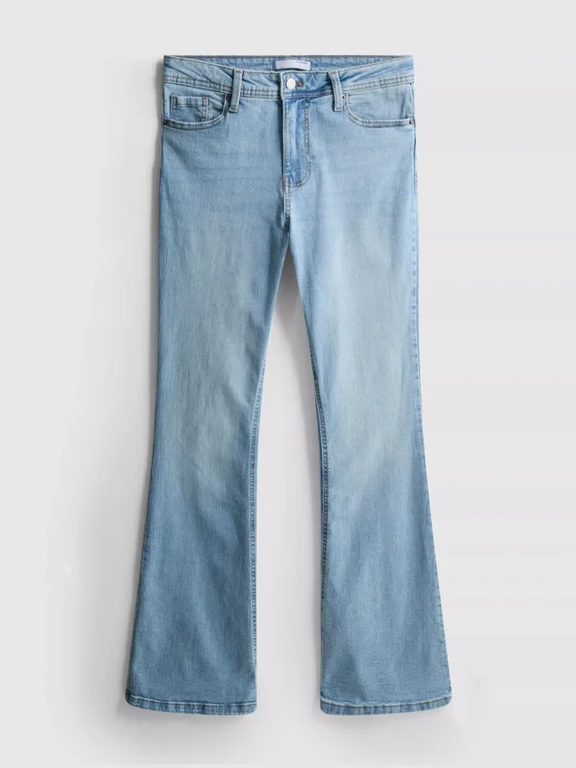 Jeans i bomullsdenim med utsvängda ben och medelhög midja