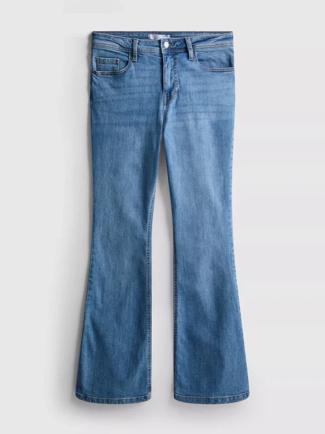 Jeans i bomullsdenim med utsvängda ben och medelhög midja