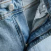 Jeans i bomullsdenim med utsvängda ben och medelhög midja