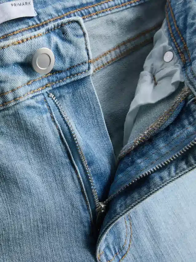 Jeans i bomullsdenim med utsvängda ben och medelhög midja