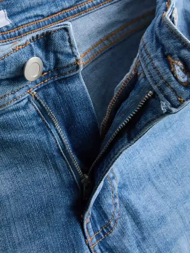 Jeans i bomullsdenim med utsvängda ben och medelhög midja
