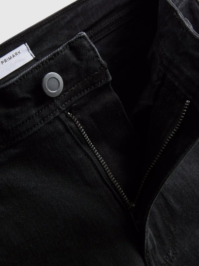 Jeans i bomullsdenim med utsvängda ben och medelhög midja
