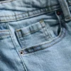 Jeans i bomullsdenim med utsvängda ben och medelhög midja