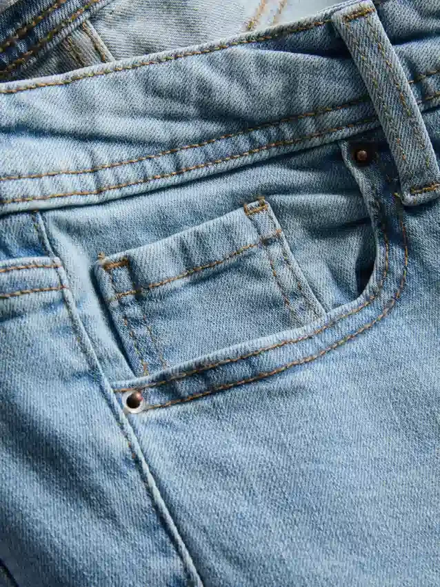 Jeans i bomullsdenim med utsvängda ben och medelhög midja