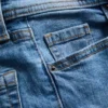 Jeans i bomullsdenim med utsvängda ben och medelhög midja