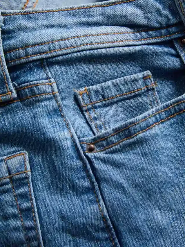 Jeans i bomullsdenim med utsvängda ben och medelhög midja