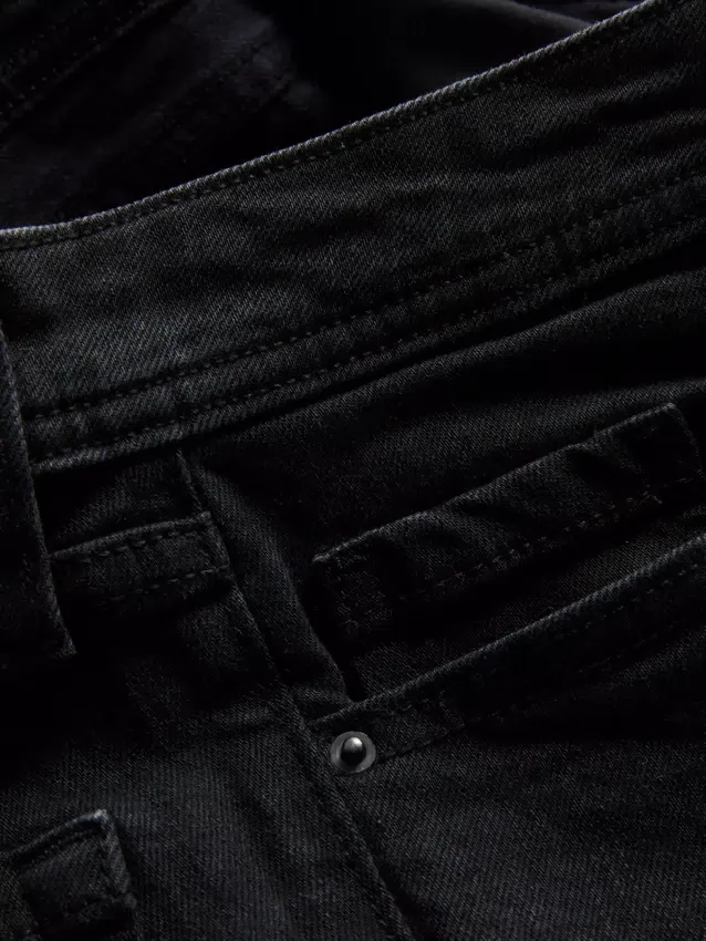 Jeans i bomullsdenim med utsvängda ben och medelhög midja