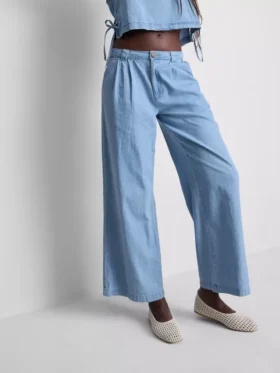 Jeans i bomullsdenim med veck och vida ben