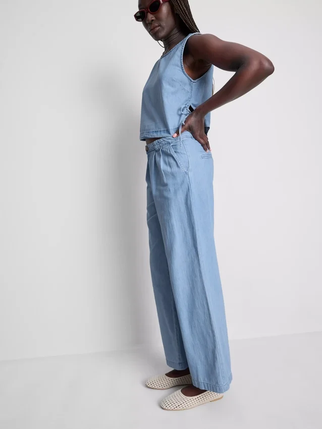 Jeans i bomullsdenim med veck och vida ben