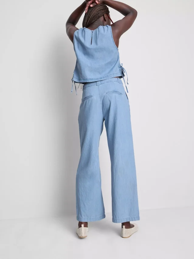 Jeans i bomullsdenim med veck och vida ben