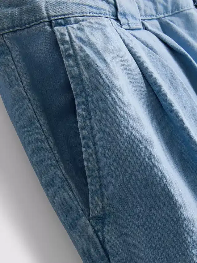 Jeans i bomullsdenim med veck och vida ben