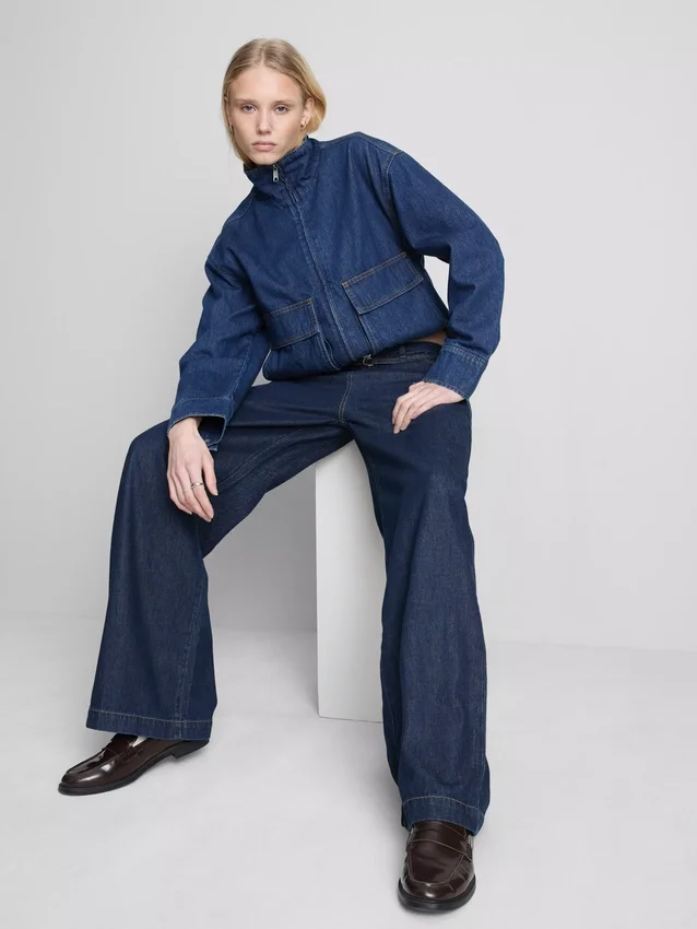 Jeans med medelhög midja, bälten och vida ben