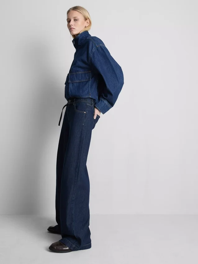 Jeans med medelhög midja, bälten och vida ben