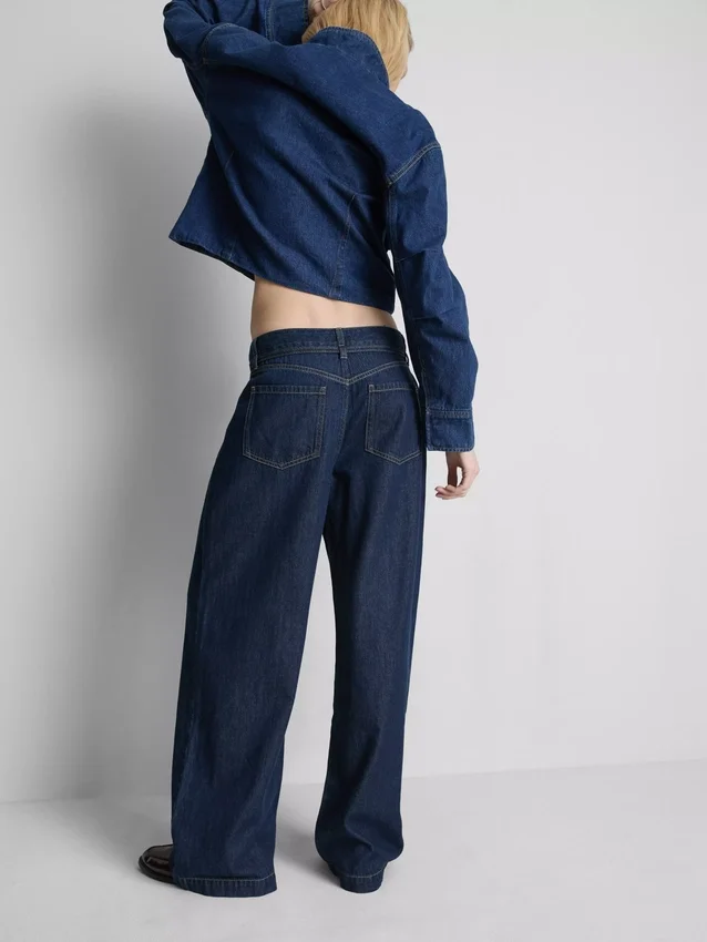 Jeans med medelhög midja, bälten och vida ben