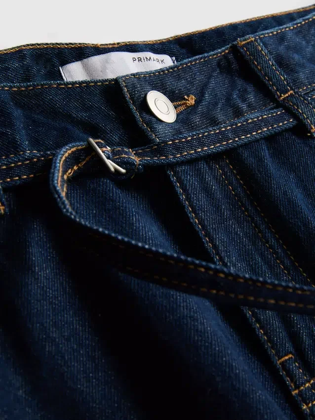 Jeans med medelhög midja, bälten och vida ben