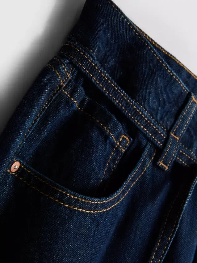 Jeans med medelhög midja, bälten och vida ben