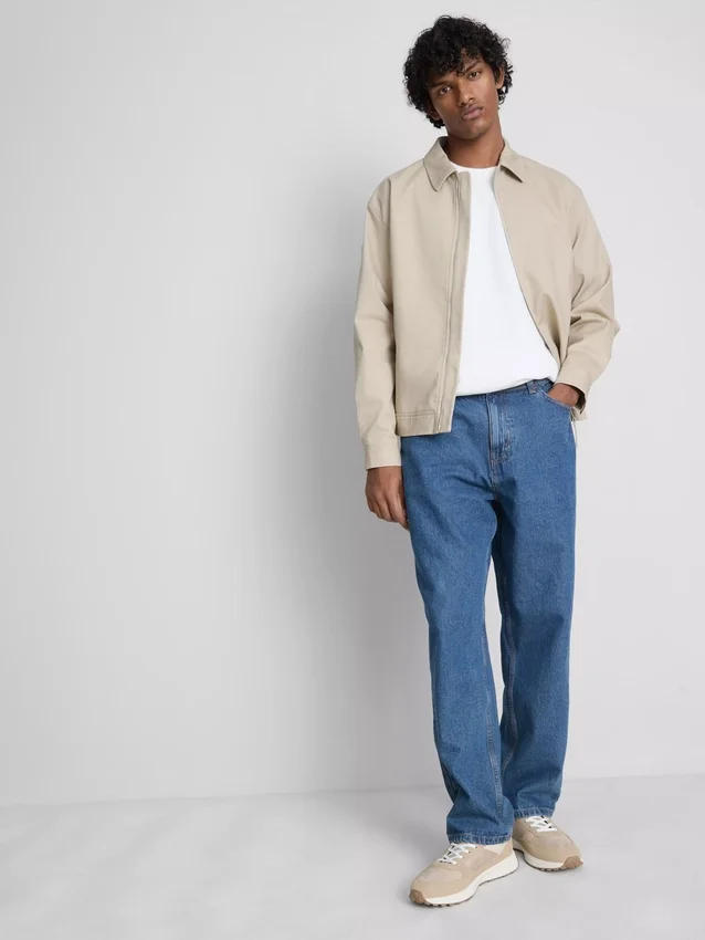 Jeans med medelhög midja och avslappnad passform