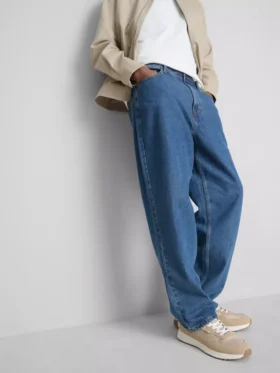 Jeans med medelhög midja och avslappnad passform