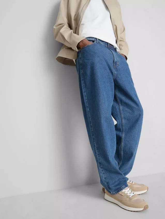 Jeans med medelhög midja och avslappnad passform