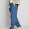 Jeans med medelhög midja och avslappnad passform